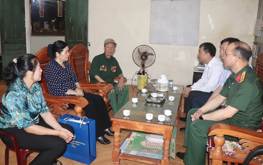 Lai Châu: Bí thư Tỉnh ủy thăm hỏi, tặng quà các chiến sĩ Điện Biên trực tiếp tham gia chiến dịch Điện Biên Phủ Lai Châu: Bí thư Tỉnh ủy thăm hỏi, tặng quà các chiến sĩ Điện Biên trực tiếp tham gia chiến dịch Điện Biên Phủ