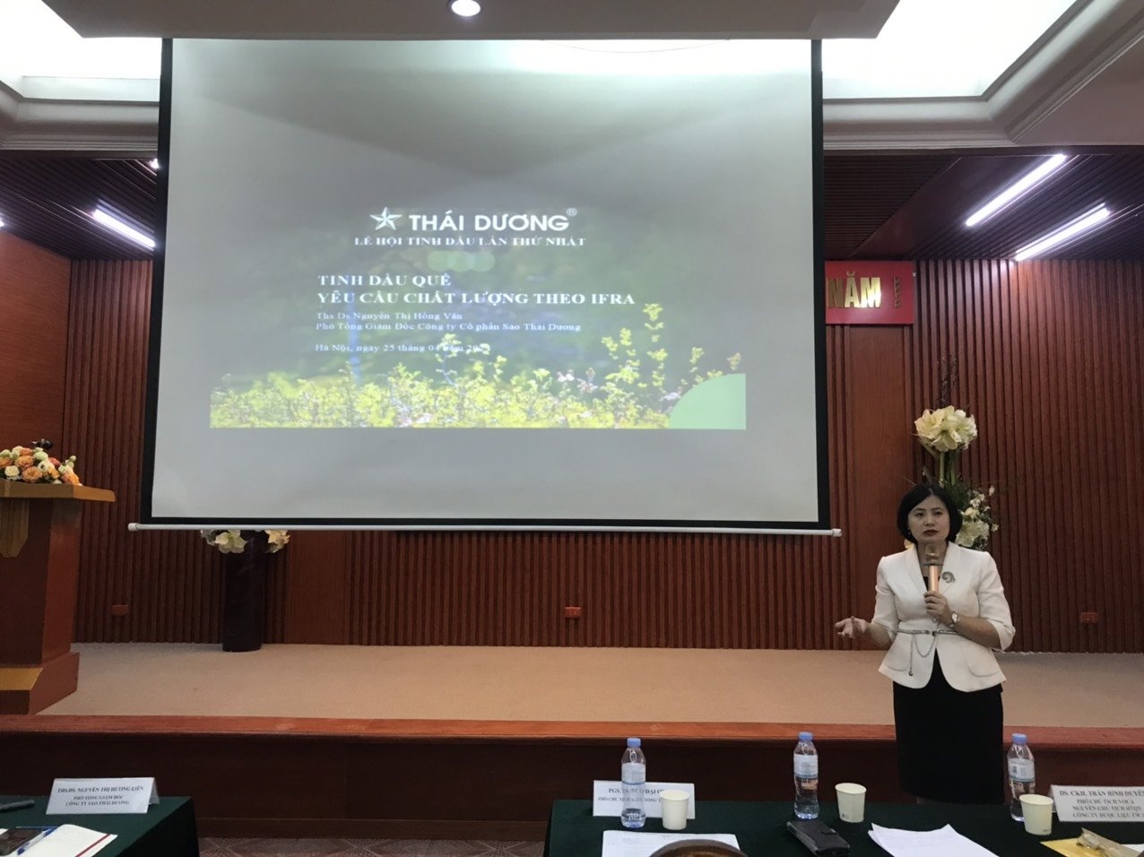 Bà Nguyễn Thị Hương Liên (đại diện VST) và ông Ngô Đại Quang (đại diện VOCA) ký kết thỏa thuận lợp tác nghiên cứu Bà Nguyễn Thị Hương Liên (đại diện VST) và ông Ngô Đại Quang (đại diện VOCA) ký kết thỏa thuận lợp tác nghiên cứu