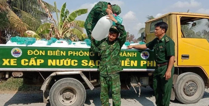 Cán bộ Bộ đội Biên phòng Tiền Giang đang cấp phát nước ngọt cho người dân bị ảnh hưởng bởi hạn mặn. Cán bộ Bộ đội Biên phòng Tiền Giang đang cấp phát nước ngọt cho người dân bị ảnh hưởng bởi hạn mặn.