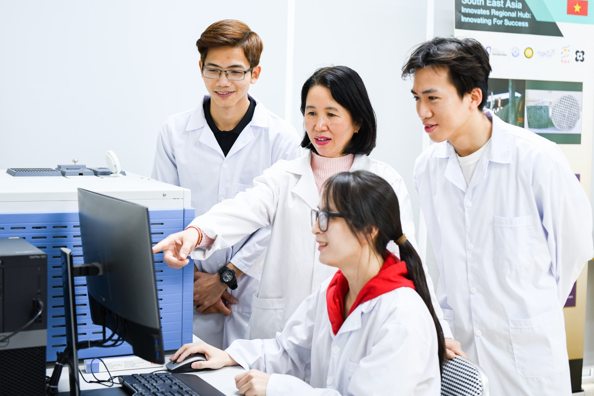 GS.TS. Lê Minh Thắng - chủ nhân bộ chuyển đổi xúc tác đảm bảo giảm 90% lượng khí thải carbon, biến khí thải độc hại thành vô hại GS.TS. Lê Minh Thắng - chủ nhân bộ chuyển đổi xúc tác đảm bảo giảm 90% lượng khí thải carbon, biến khí thải độc hại thành vô hại