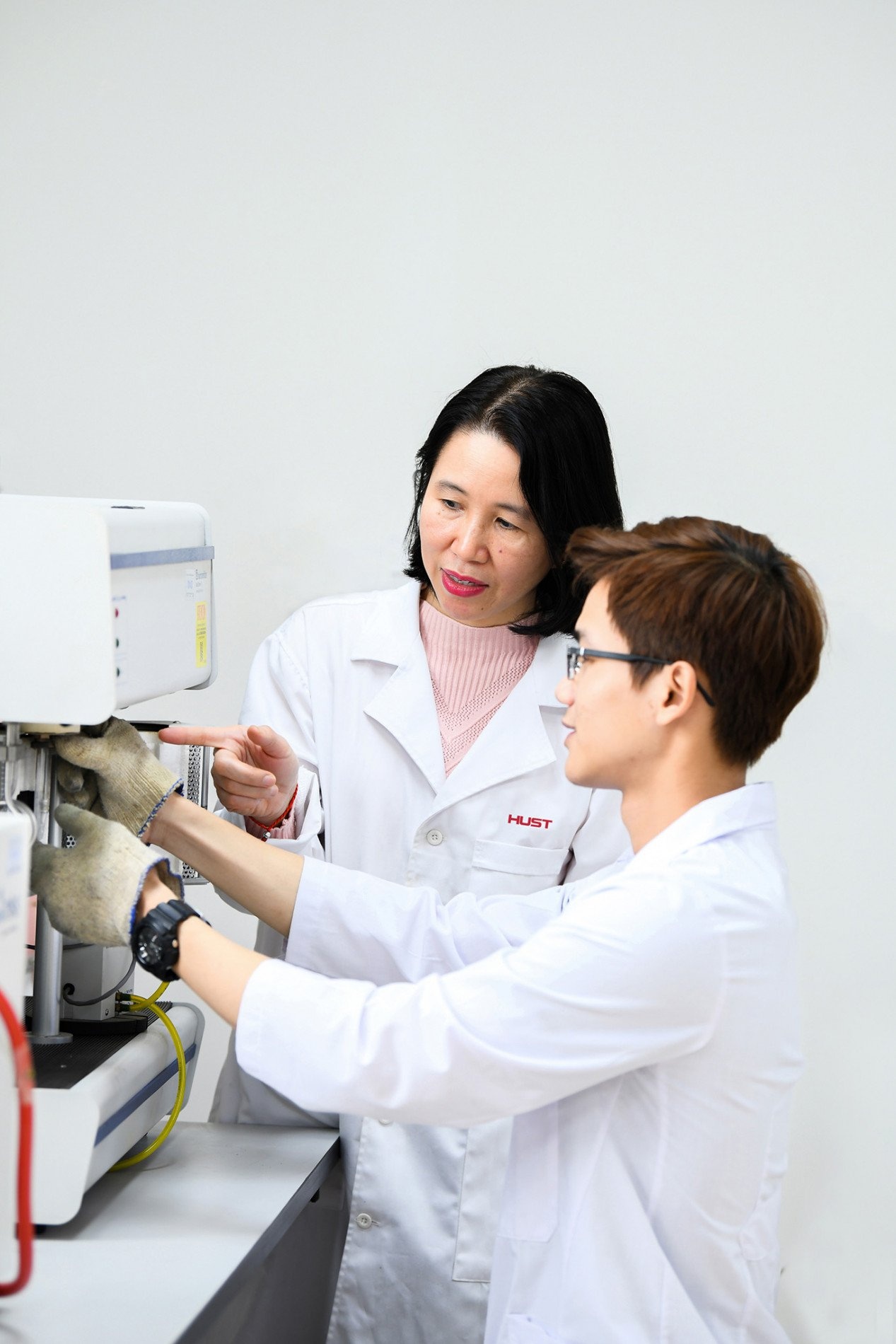 GS.TS. Lê Minh Thắng - chủ nhân bộ chuyển đổi xúc tác đảm bảo giảm 90% lượng khí thải carbon, biến khí thải độc hại thành vô hại GS.TS. Lê Minh Thắng - chủ nhân bộ chuyển đổi xúc tác đảm bảo giảm 90% lượng khí thải carbon, biến khí thải độc hại thành vô hại