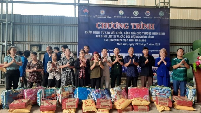 Hội Quân dân y tặng quà người dân huyện Mèo Vạc, tỉnh Hà Giang