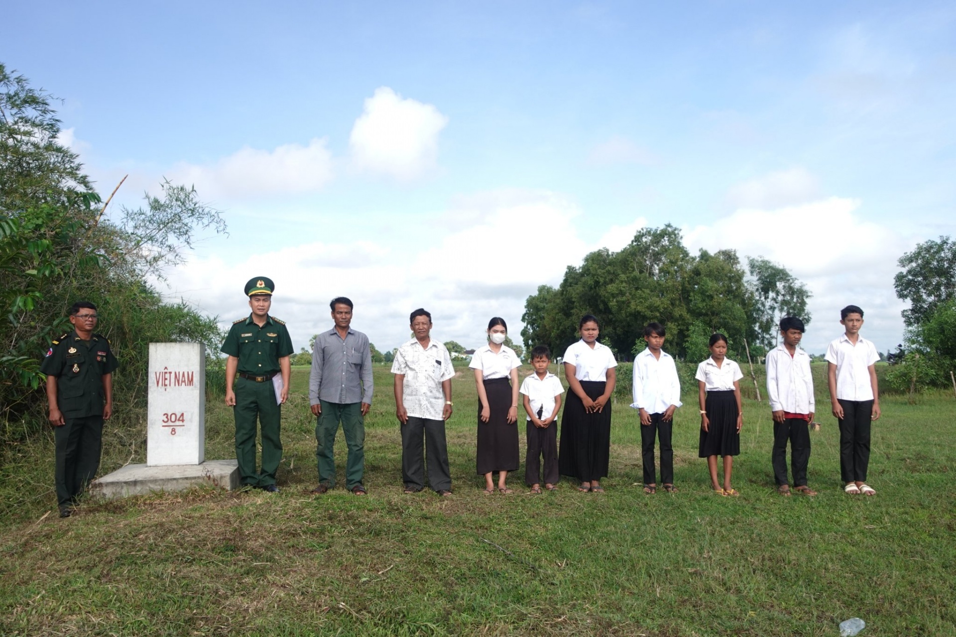 Biên phòng Kiên Giang: Đồng hành, sẻ chia cùng học sinh nghèo