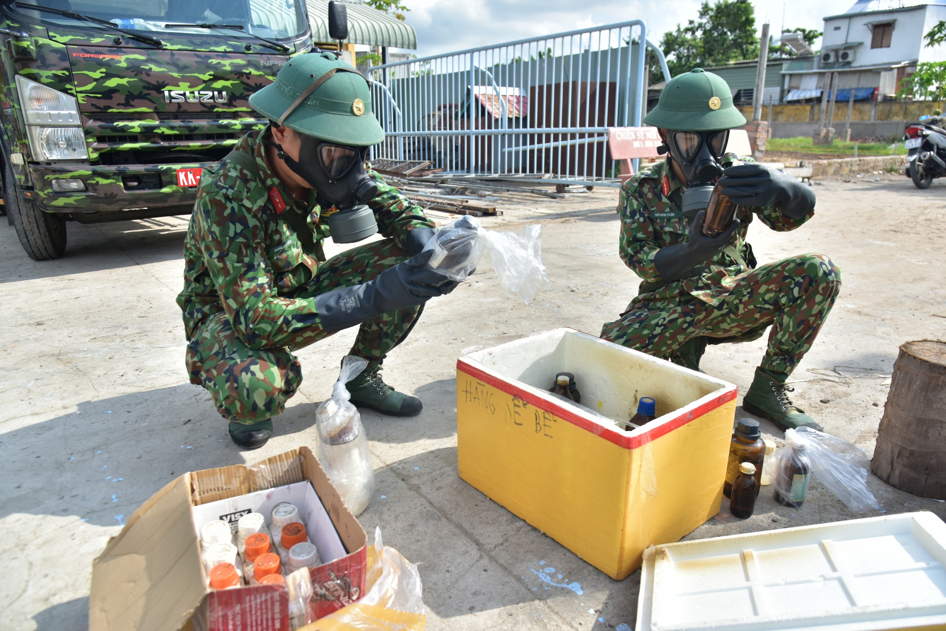 Những người lính hóa học chung tay làm sạch môi trường