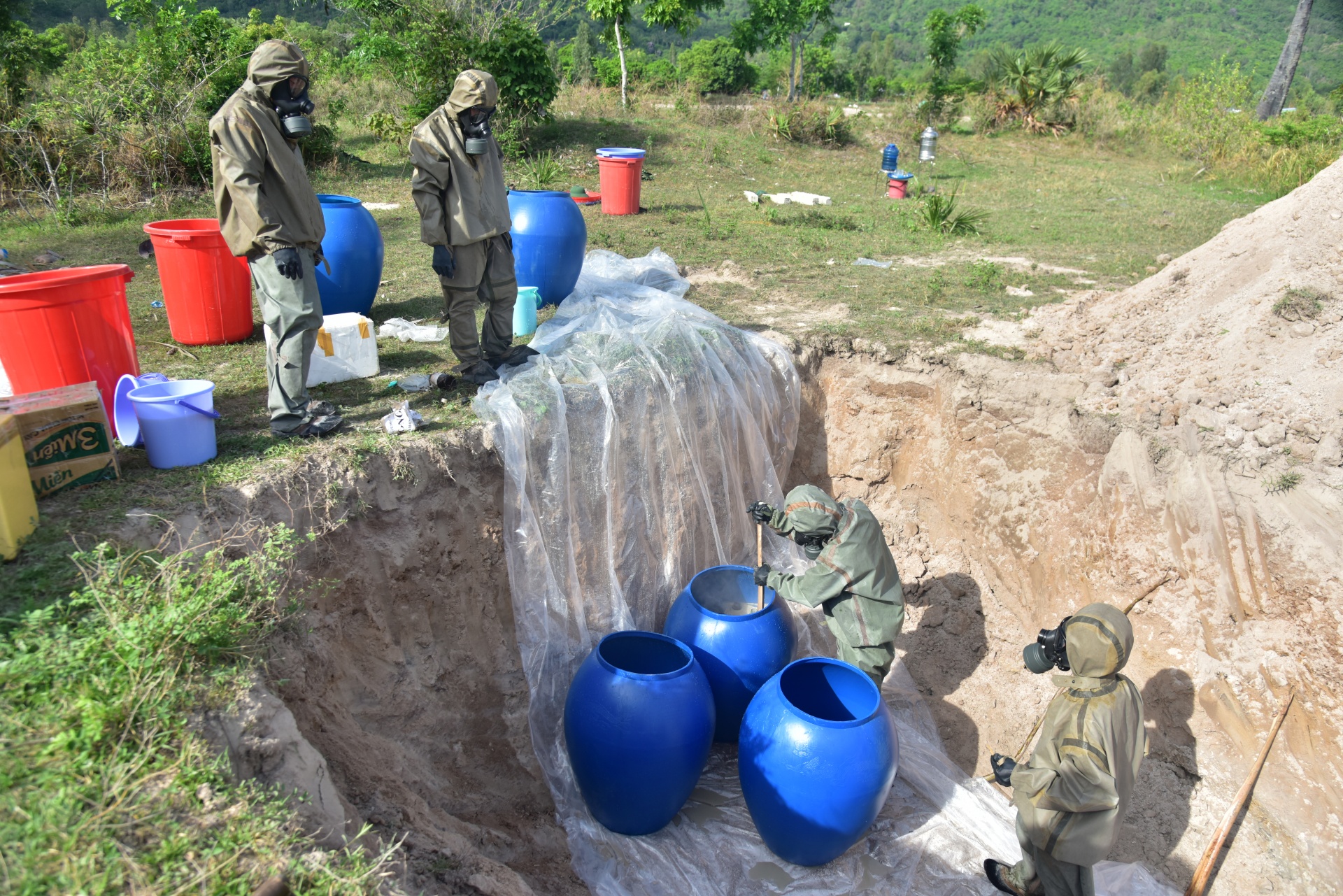 Những người lính hóa học chung tay làm sạch môi trường