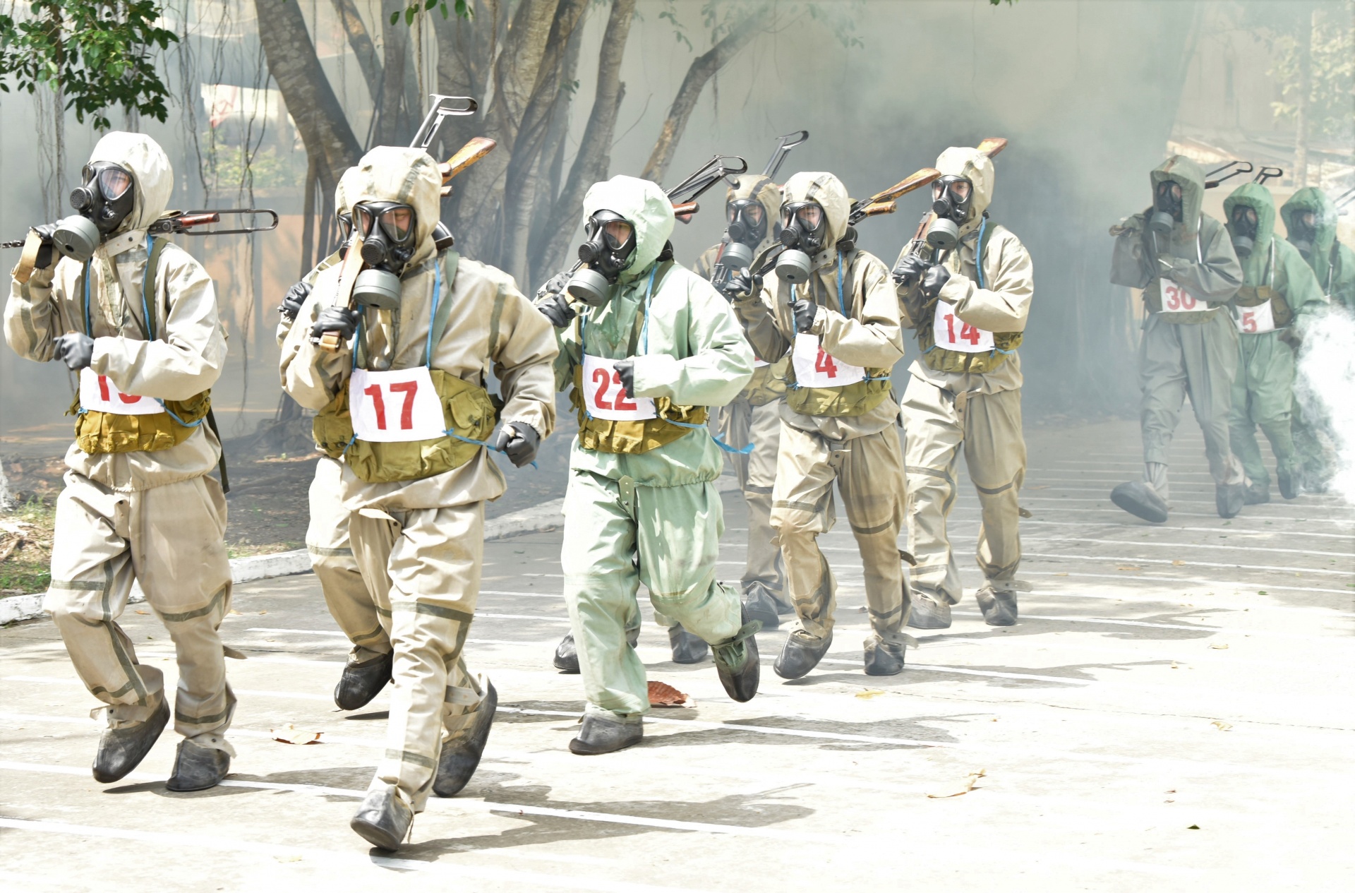 Những người lính hóa học chung tay làm sạch môi trường