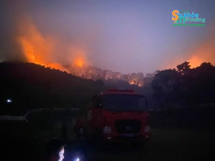 23 giờ 30 tại hiện trường – xe cứu hỏa sẵn sàng hỗ trợ tại các điểm gần nhà dân 23 giờ 30 tại hiện trường – xe cứu hỏa sẵn sàng hỗ trợ tại các điểm gần nhà dân