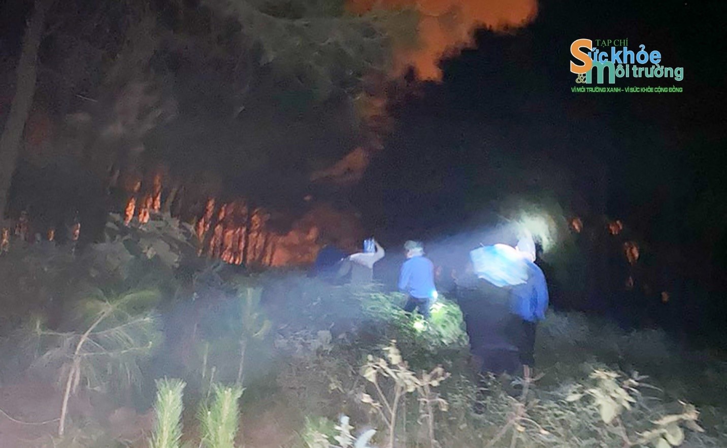 Trong đêm nhiều người dân tham gia khống chế ngon lửa Trong đêm nhiều người dân tham gia khống chế ngon lửa