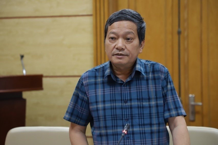 Tiến sĩ Đinh Văn Lượng, Giám đốc Bệnh viện Phổi Trung ương tham luận tại hội nghị