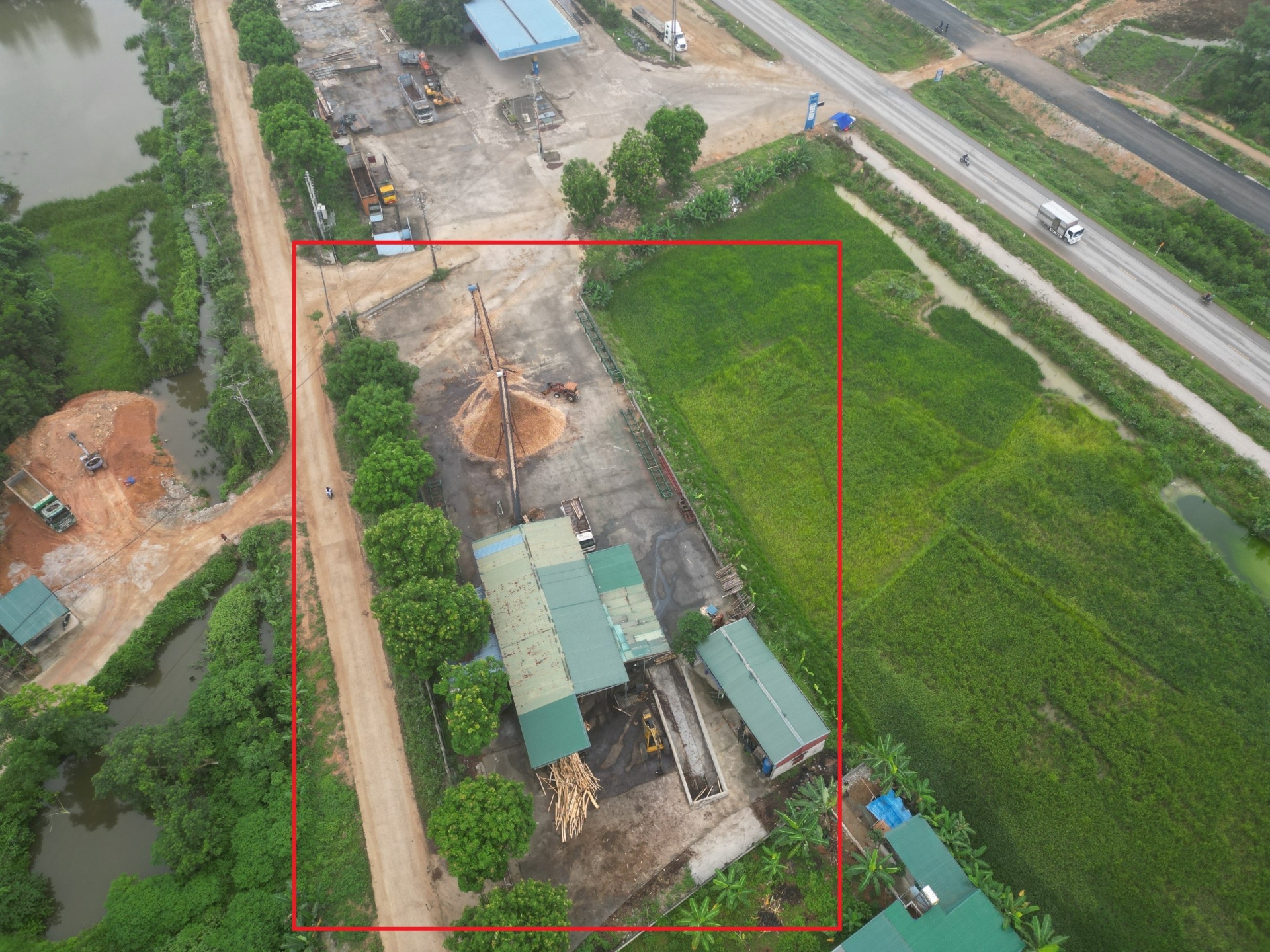 Xưởng chế biến gỗ keo của hộ ông Lê Đình Bình, xã Thái Hòa chưa có động thái tháo dỡ, di dời đến vị trí phù hợp