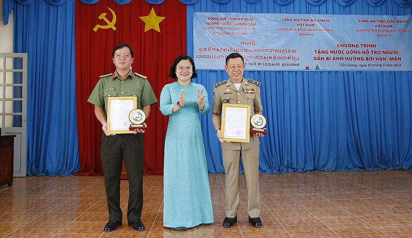 Công an 2 tỉnh Kandal và An Giang tặng nước uống cho người dân vùng hạn, mặn
