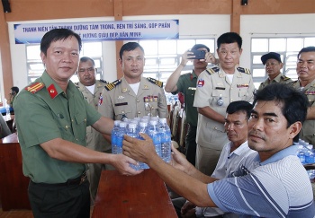 cong an 2 tinh kandal va an giang tang nuoc uong cho nguoi dan vung han man
