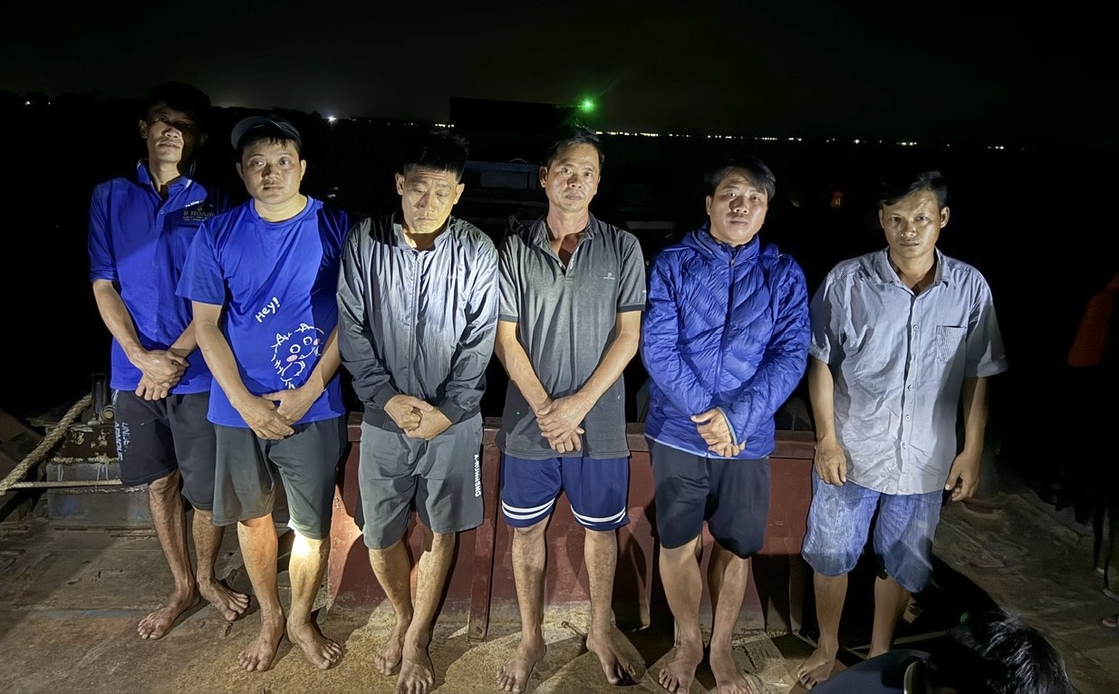 Tiền Giang: Bắt nhóm khai thác cát đến từ Đồng Nai