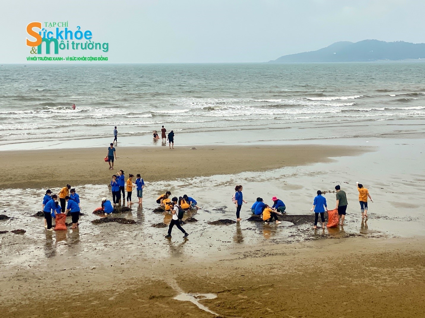 Mặc dù dọn “sển” là một công việc khó khăn nhưng sau gần 2 giờ các mảng “sển” đã được các bạn tình nguyện viên thu gom. Mặc dù dọn “sển” là một công việc khó khăn nhưng sau gần 2 giờ các mảng “sển” đã được các bạn tình nguyện viên thu gom.