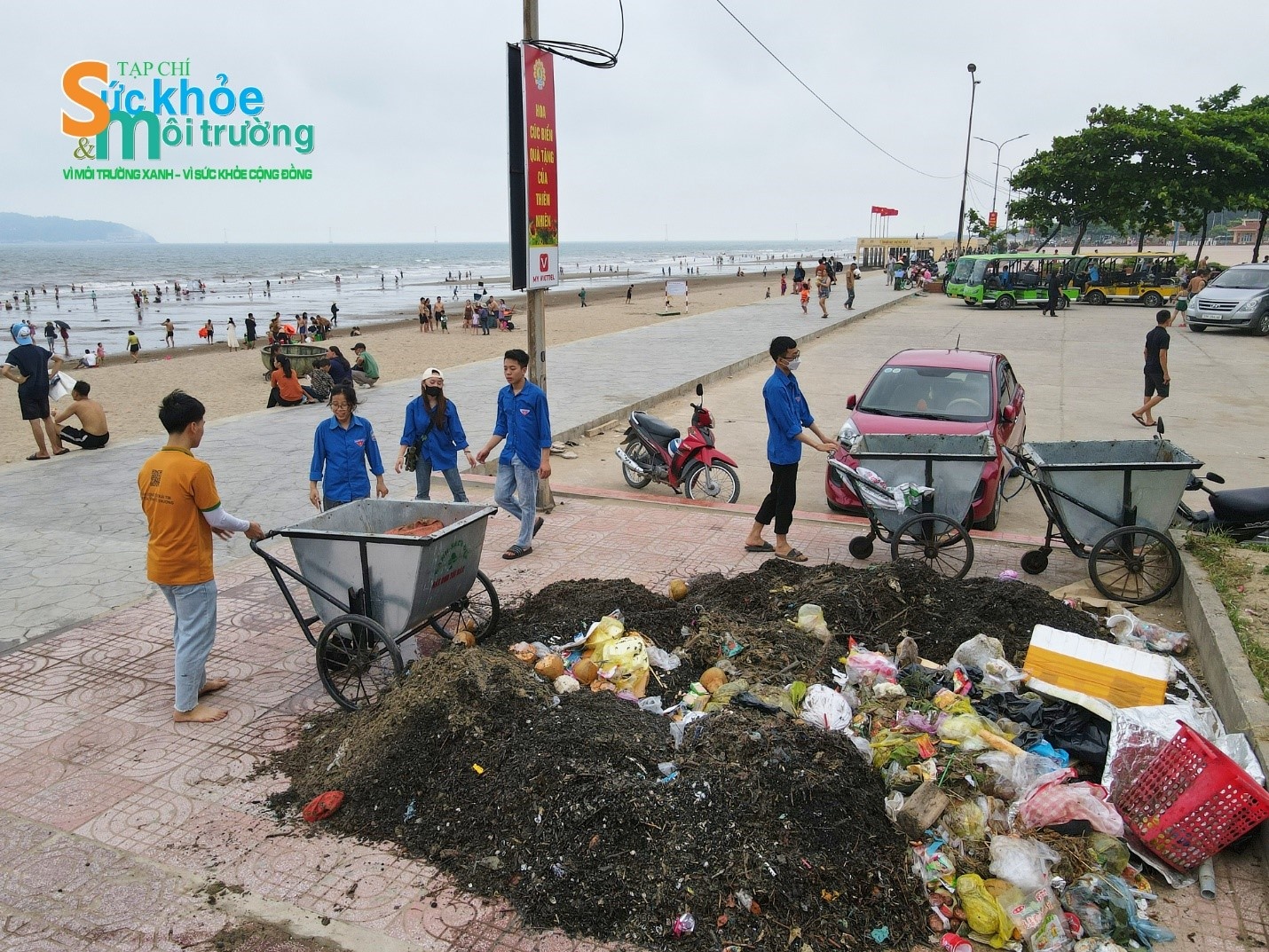 Rác được các tình nguyện viên thu gom chơ chuyển đi xử lý Rác được các tình nguyện viên thu gom chơ chuyển đi xử lý