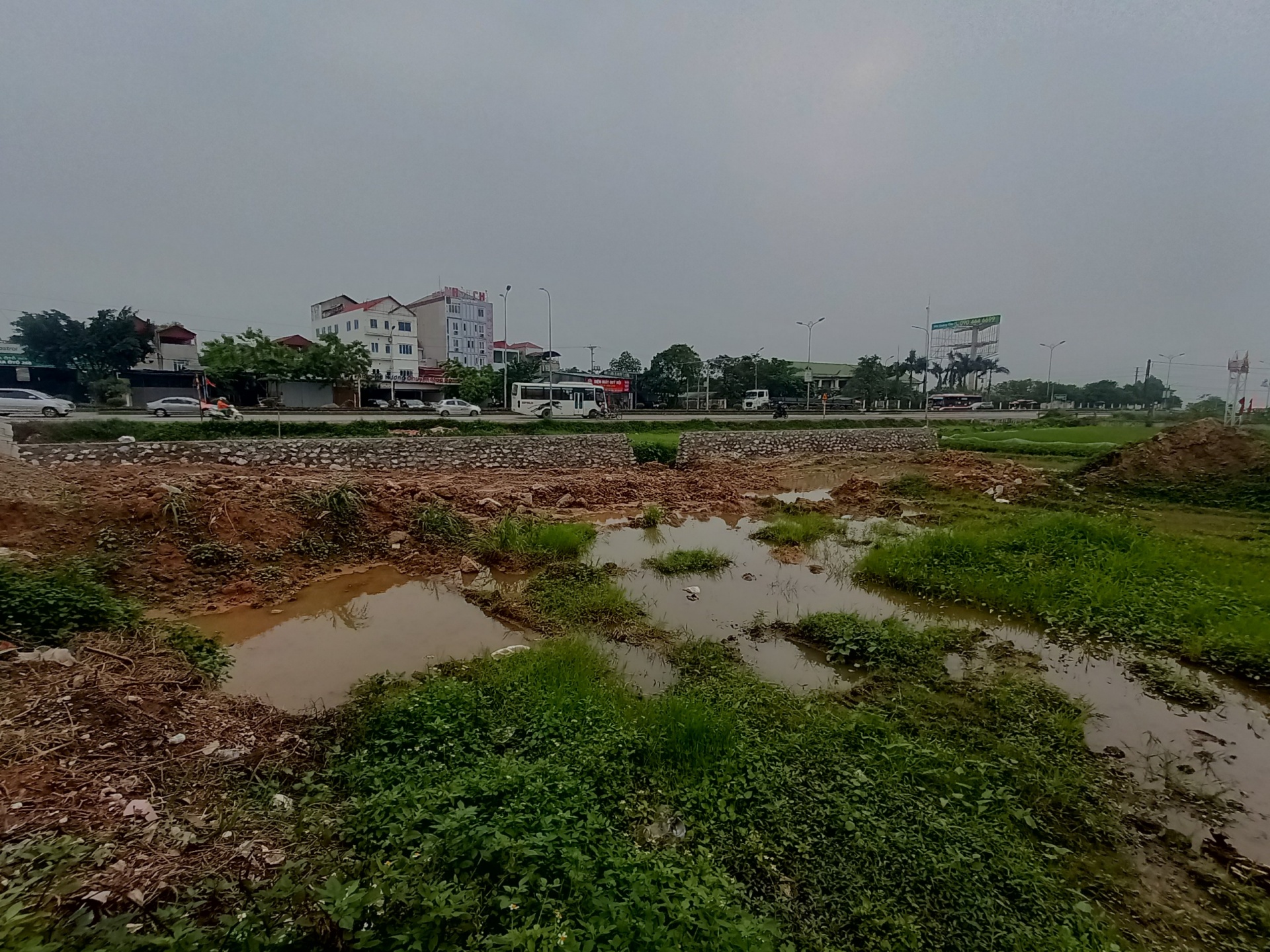 Trung tâm văn hóa thể thao xã Quất Lưu (Bình Xuyên, Vĩnh Phúc) thi công gần 6 năm vẫn chưa hoàn thành, gây ô nhiễm môi trường