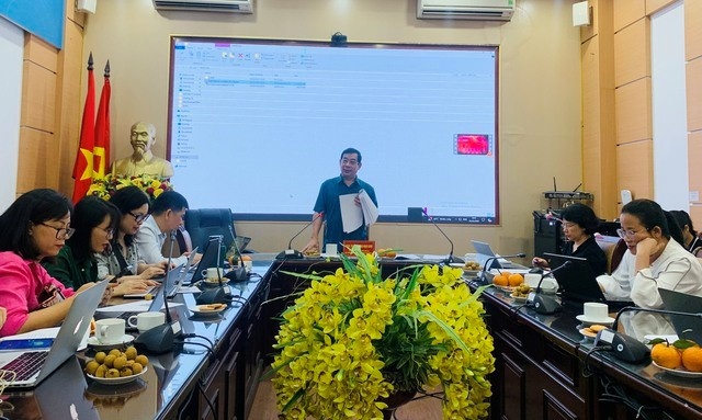 Ông Lương Ngọc Khuê chia sẻ với báo chí thông tin về thuốc lá mới - Ảnh: VGP/HM Ông Lương Ngọc Khuê chia sẻ với báo chí thông tin về thuốc lá mới - Ảnh: VGP/HM