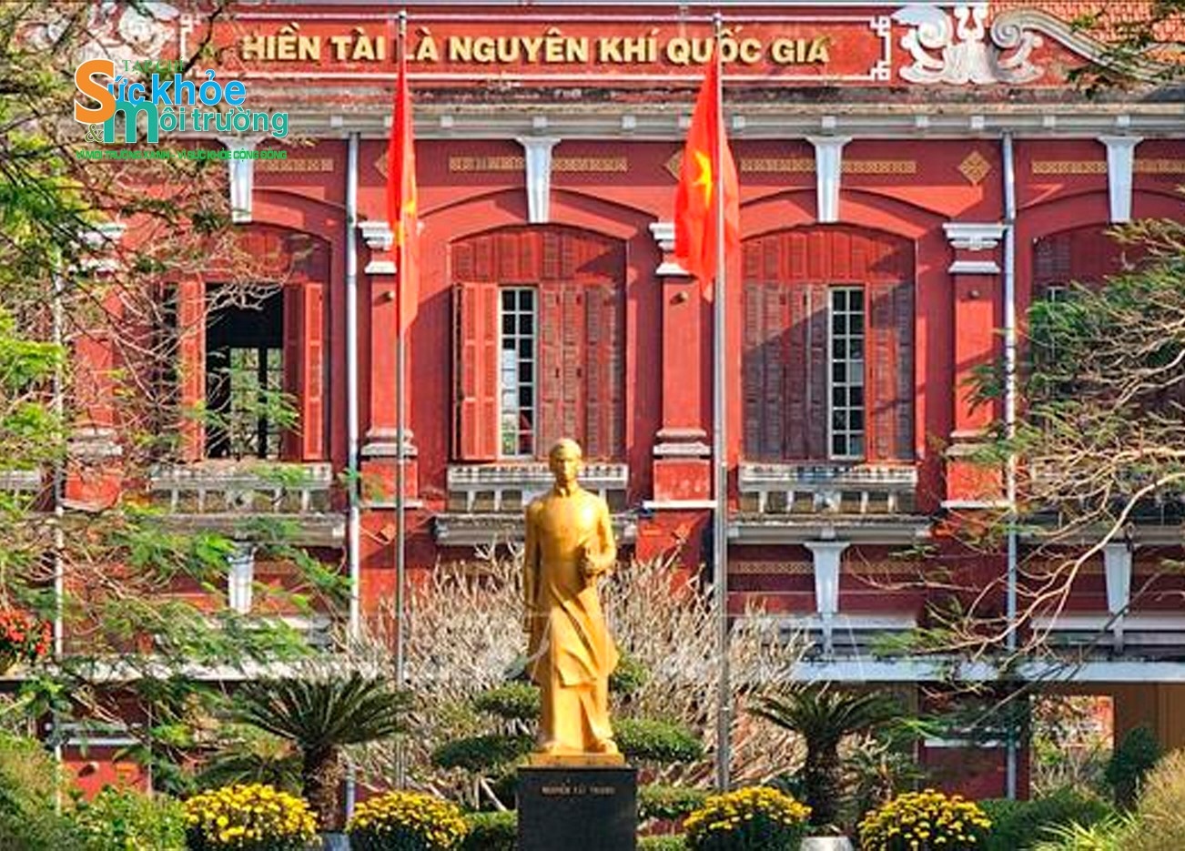 Trường Quốc học Huế, nay là trường chuyên Quốc học Huế, nơi được chọn là đầu cầu ở Huế