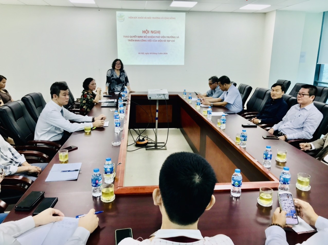 Phó Viện trưởng, Tổng biên tập, TS Phạm Mỵ giao nhiệm vụ cho các đồng chí cán bộ vừa được bổ nhiệm Phó Viện trưởng, Tổng biên tập, TS Phạm Mỵ giao nhiệm vụ cho các đồng chí cán bộ vừa được bổ nhiệm