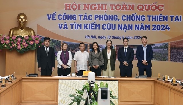 Phó Thủ tướng Trần Lưu Quang cùng các đại biểu chụp ảnh lưu niệm tại Hội nghị - Ảnh: VGP/Hải Minh Phó Thủ tướng Trần Lưu Quang cùng các đại biểu chụp ảnh lưu niệm tại Hội nghị - Ảnh: VGP/Hải Minh