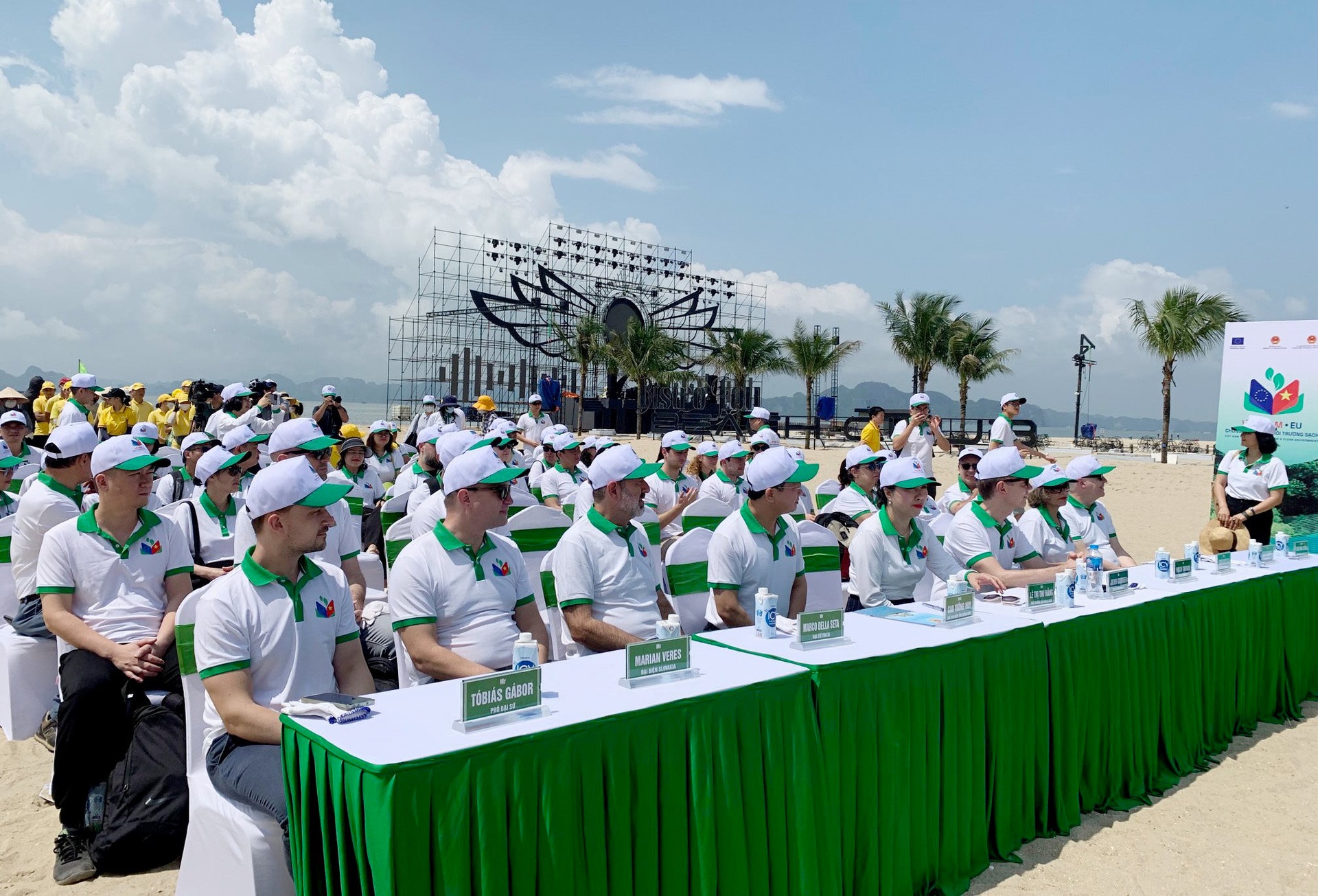 Bộ Ngoại giao phối hợp với UBND tỉnh Quảng Ninh và Phái đoàn EU tại Hà Nội tổ chức sự kiện Ngày Việt Nam - EU lần đầu tiên tại bãi biển Bãi Cháy, TP. Hạ Long