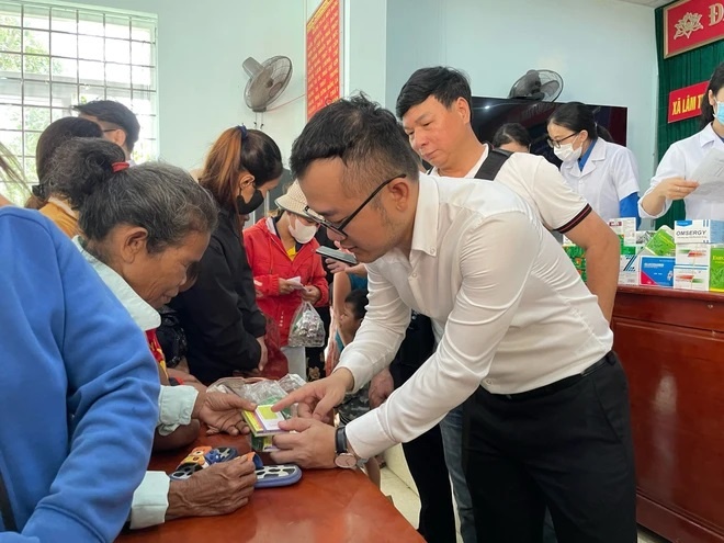 Chương trình đã cấp phát thuốc và tặng quà cho 800 người lớn. (Ảnh: Vietnam+)