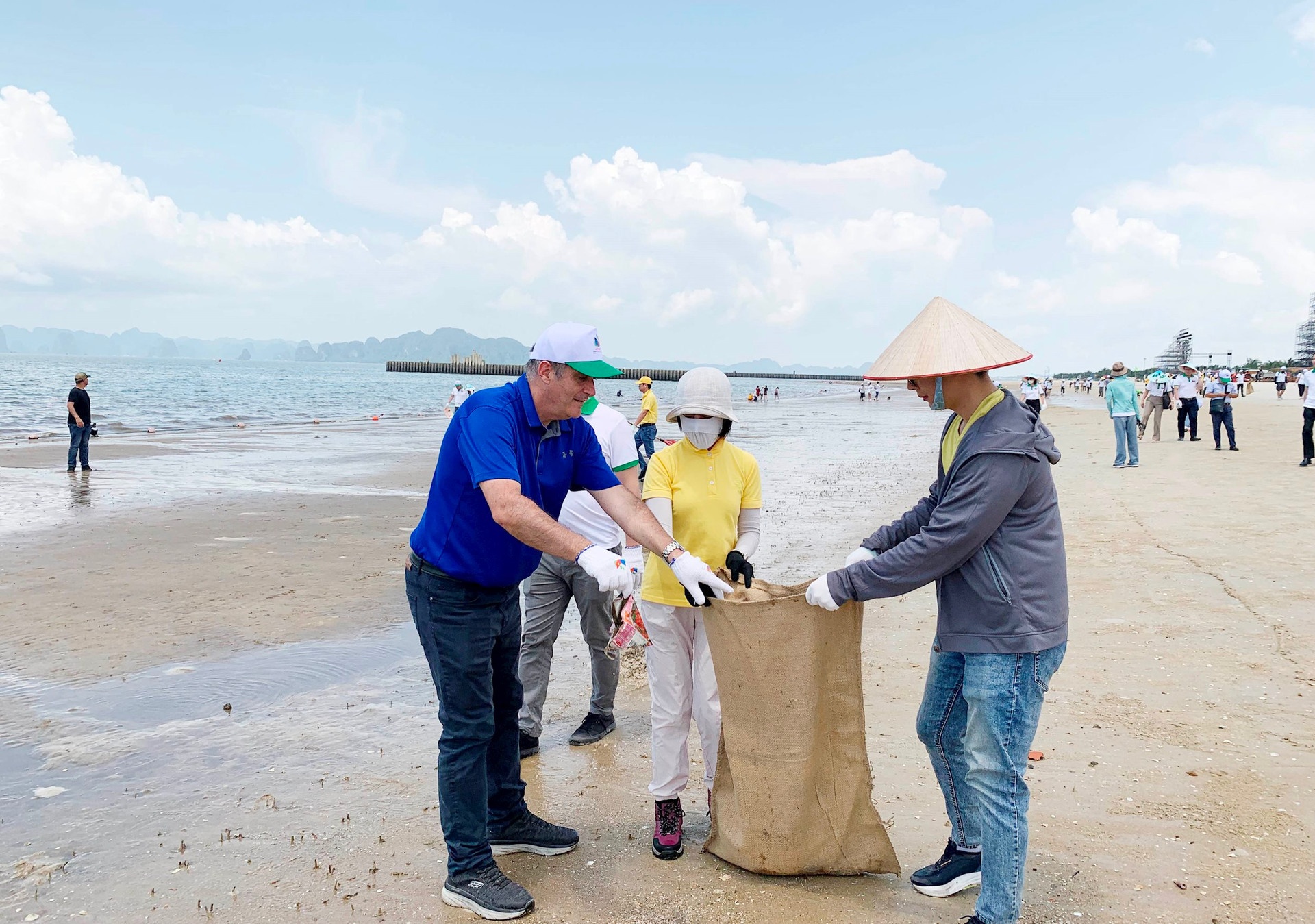 Đông đảo các đai biểu tham gia thu gom rác