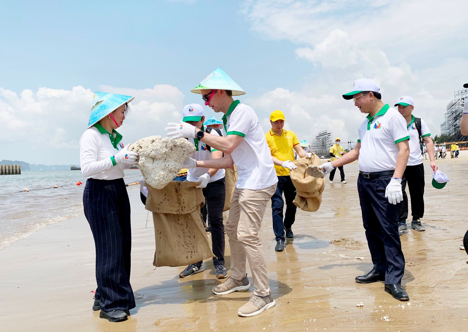 Phao xốp trôi dạt vào bờ biển được thu gom