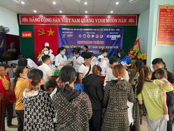 Người dân xếp hàng chờ lấy thuốc. (Ảnh: Vietnam+)