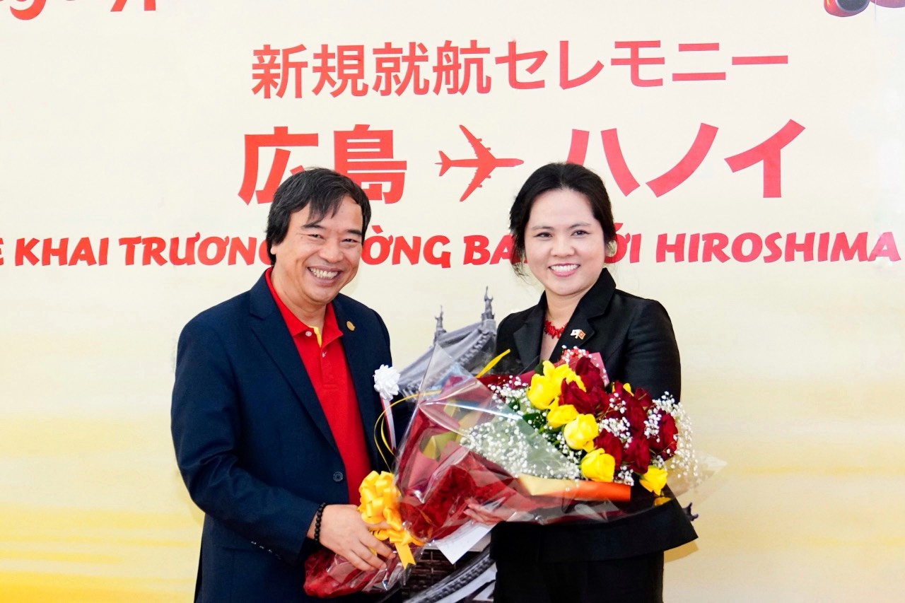 Đại diện Sân bay Hiroshima và Tổng lãnh sự quán Việt Nam tại Fukuoka chào đón đường bay mới của Vietjet