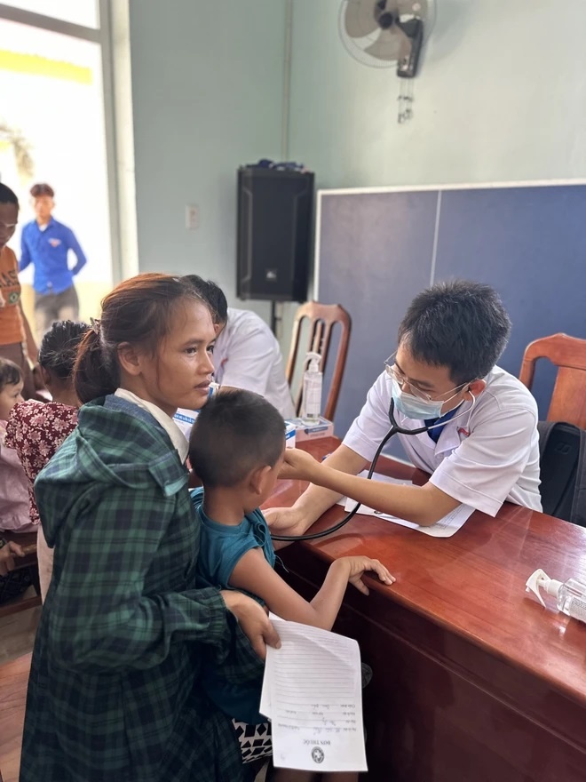 Bác sĩ đến khám cho trẻ em trong Chương trình. (Ảnh: Vietnam+)