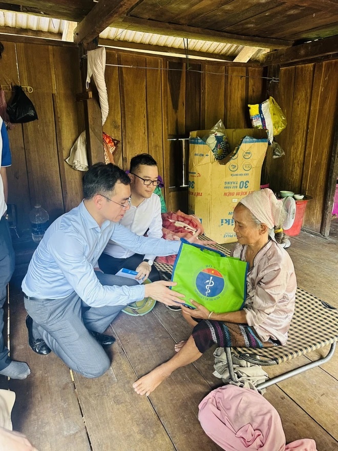 Ban Tổ chức Chương trình tặng quà cho gia đình chính sách tại Quảng Bình. (Ảnh: PV/Vietnam+)