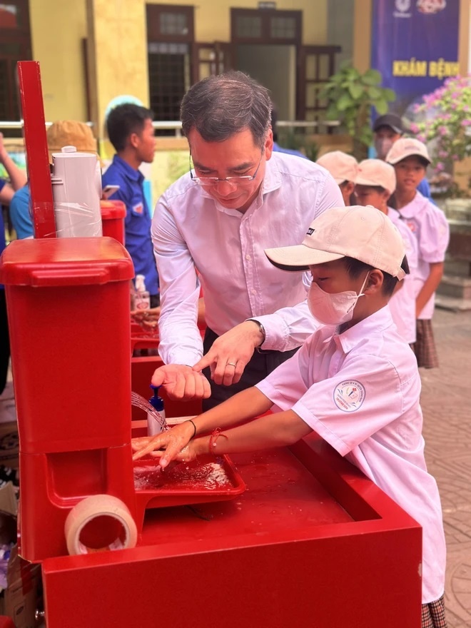 Ban Tổ chức Chương trình tổ chức Ngày hội rửa tay bằng xà phòng, hướng dẫn rửa tay 6 bước cho các em học sinh trường tiểu học tại 2 xã. (Ảnh: Vietnam+)