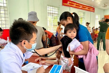 hanh trinh thay thuoc tre lam theo loi bac tinh nguyen vi suc khoe cong dong