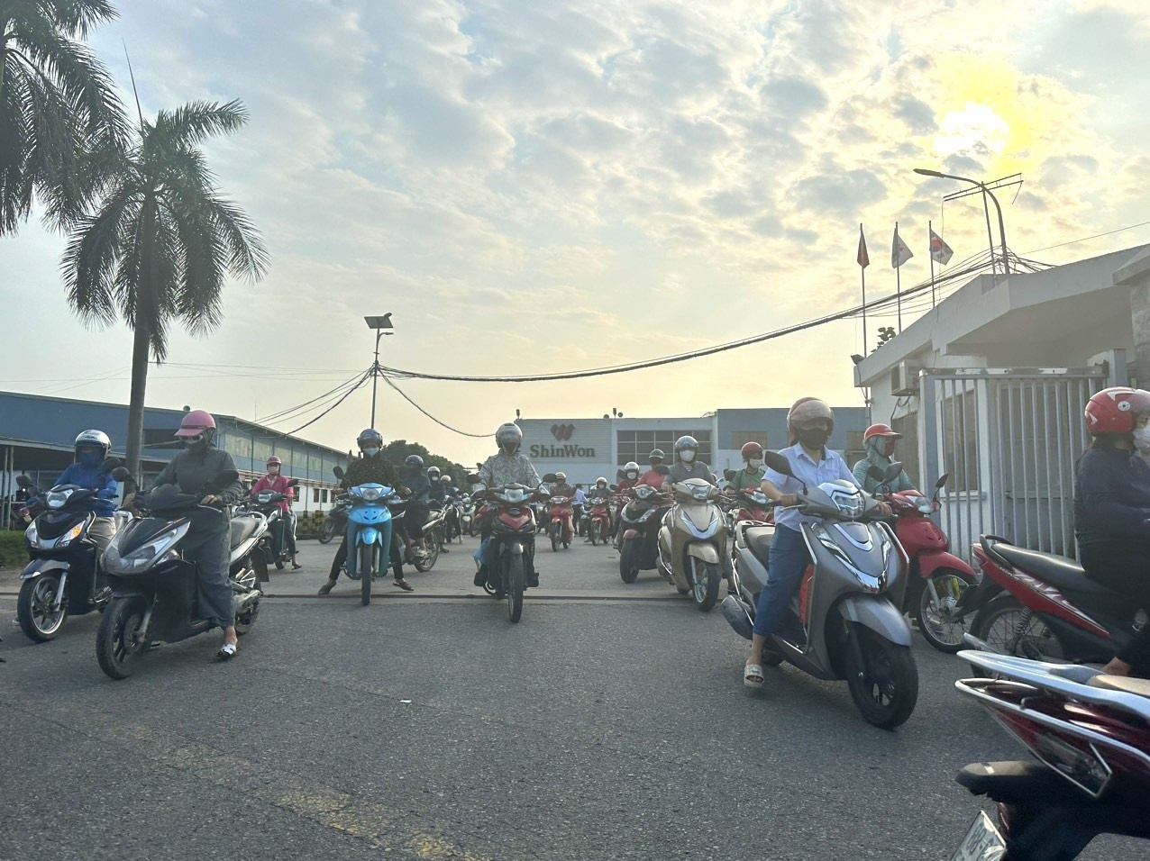 Hàng trăm công nhân Công ty ShinWon Vĩnh Phúc nhập viện nghi ngộ độc thực phẩm