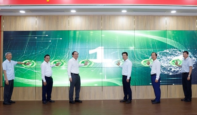 Bộ trưởng Bộ TN&MT Đặng Quốc Khánh và các đại biểu nhấn nút khánh thành Trung tâm