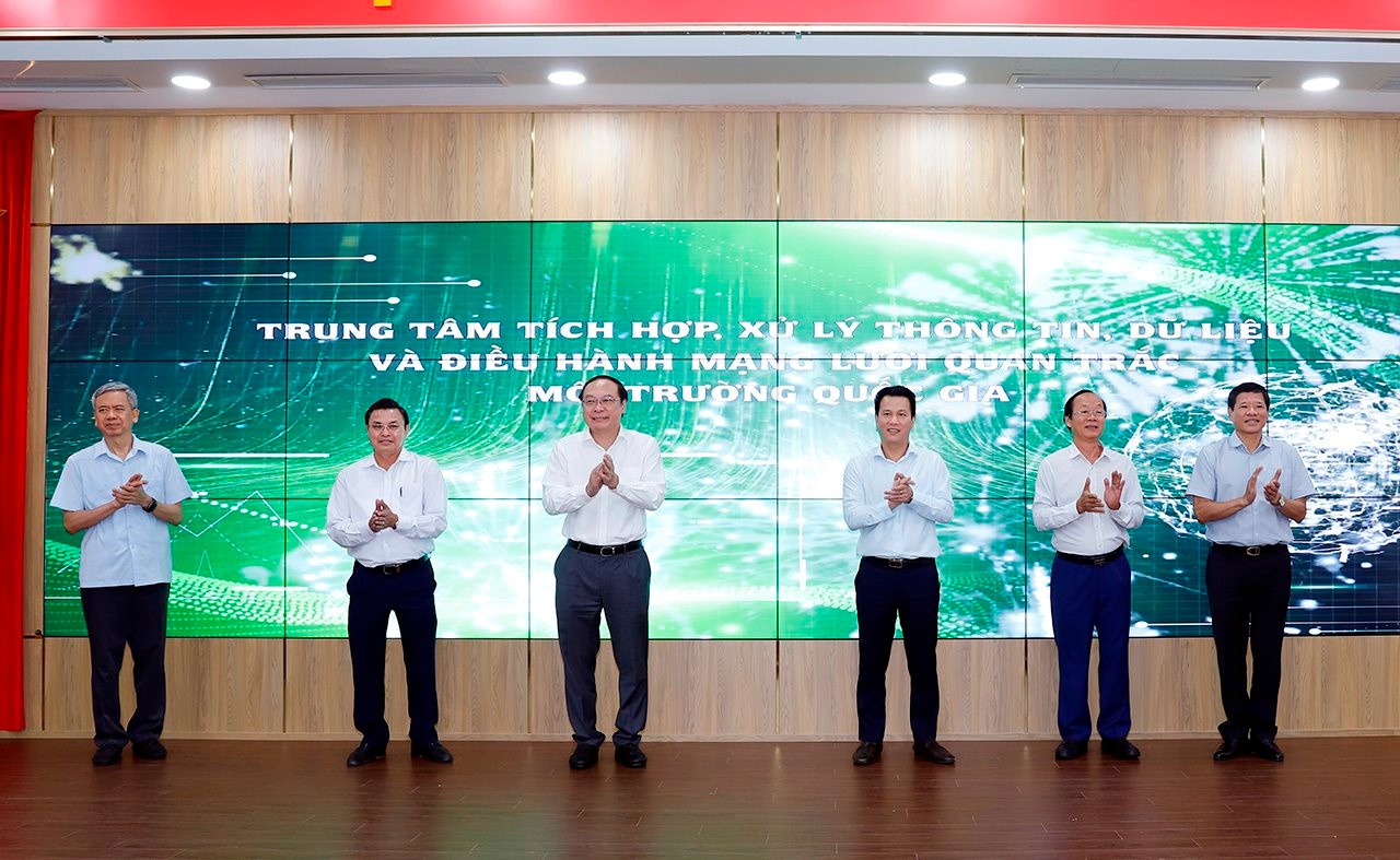 Các đại biểu chúc mừng Lễ Khánh thành của Trung tâm