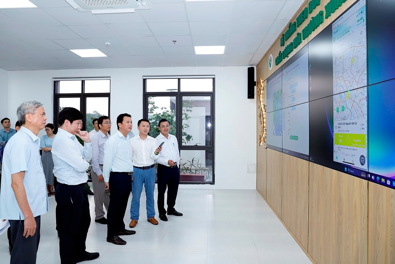 Bộ trưởng Bộ TN&MT Đặng Quốc Khánh và các đại biểu tham quan Trung tâm
