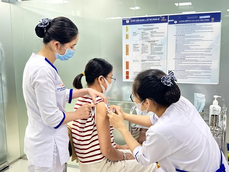 Cấp phép vaccine sốt xuất huyết, zona thần kinh và phế cầu 23 (SK&MT) – Cả 3 vaccine mới này đều được sản xuất bởi các hãng dược phẩm lớn trên thế giới là Takeda (Nhật Bản), GSK (Bỉ) và MSD (Mỹ). BS Bạch Thị Chính, Giám đốc Y khoa, Hệ thống tiêm chủng VNVC cho biết them: Hệ thống tiêm chủng VNVC đang nỗ lực để sớm đưa các vaccine thế hệ mới này phục vụ người dân Việt Nam tại hệ thống gần 200 Trung tâm VNVC trên toàn quốc. Theo PGS.TS Trần Đắc Phu, nguyên Cục trưởng Cục Y tế dự phòng, Bộ Y tế, việc cấp phép sử dụng 3 loại vaccine này thuộc chủ trương của Bộ Y tế, Hội đồng cấp phép cũng đã xem xét đánh giá về độ an toàn và tính hiệu quả của các loại vaccine này trước khi được vào sử dụng tại Việt Nam. PGS Trần Đắc Phu đánh giá, vaccine sốt xuất huyết, zona thần kinh và phế cầu 23 đã được sử dụng tại nhiều quốc gia trên thế giới, việc cấp phép tại Việt Nam là một tin rất đáng mừng với người dân. Các loại vaccine mới được cấp phép là vaccine Qdenga phòng bệnh sốt xuất huyết, vaccine Shingrix phòng bệnh zona thần kinh và vaccine thế hệ mới Pneumovax 23 phòng 23 chủng phế cầu khuẩn. Vaccine Qdenga phòng sốt xuất huyết do hãng dược phẩm Takeda sản xuất, có hiệu lực bảo vệ hơn 80% và chống lại cả 4 nhóm huyết thanh virus sốt xuất huyết. Vaccine dành cho trẻ từ 4 tuổi trở lên, với lịch tiêm 2 mũi cách nhau 3 tháng. Ba vaccine mới được sản xuất bởi các hãng dược phẩm lớn trên thế giới là Takeda (Nhật Bản), GSK (Bỉ) và MSD (Mỹ) - Ảnh: VGP/HM Vaccine Shingrix phòng bệnh zona thần kinh do hãng dược phẩm GSK sản xuất, có hiệu lực trên 97%, dành cho người từ 50 tuổi trở lên với sức khỏe bình thường hoặc cho người từ 18 tuổi trở lên có nguy cơ cao mắc zona, do có tình trạng suy giảm miễn dịch. Lịch tiêm vaccine này là 2 mũi, cách nhau 2-6 tháng. Vaccine Pneumovax 23 do hãng dược phẩm MSD sản xuất, có hiệu lực bảo vệ hơn 90%, dành cho trẻ từ 2 tuổi và người lớn với lịch tiêm 1 mũi. Trước đó, Hệ thống tiêm chủng VNVC là đơn vị đầu tiên tại Việt Nam triển khai tiêm chủng nhiều loại vaccine mới, vaccine thế hệ mới tại Việt Nam như vaccine phòng viêm màng não do não mô cầu nhóm B (Bexsero - Ý), vaccine thế hệ mới phòng 9 chủng HPV (Gardasil 9 - Mỹ), vaccine thế hệ mới phòng viêm não Nhật Bản (Imojev - Thái Lan), vaccine phòng 13 chủng phế cầu (Prevenar 13 - Bỉ)... Cấp phép vaccine sốt xuất huyết, zona thần kinh và phế cầu 23