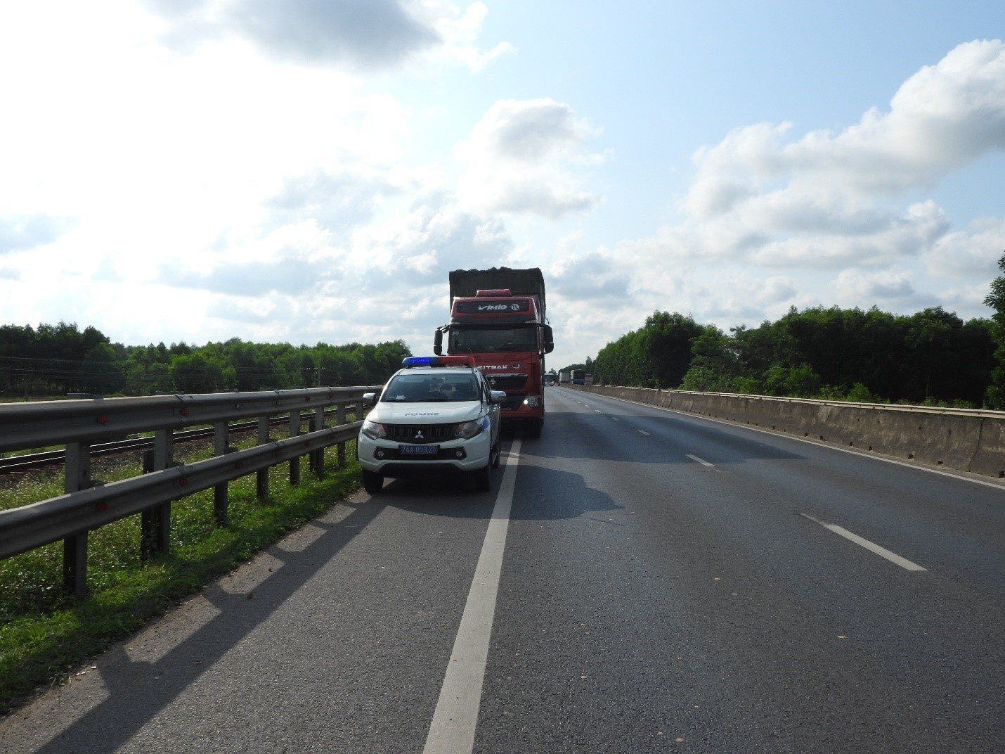 Quảng Trị: Phòng Cảnh sát giao thông kiên quyết xử lý xe quá khổ, quá tải