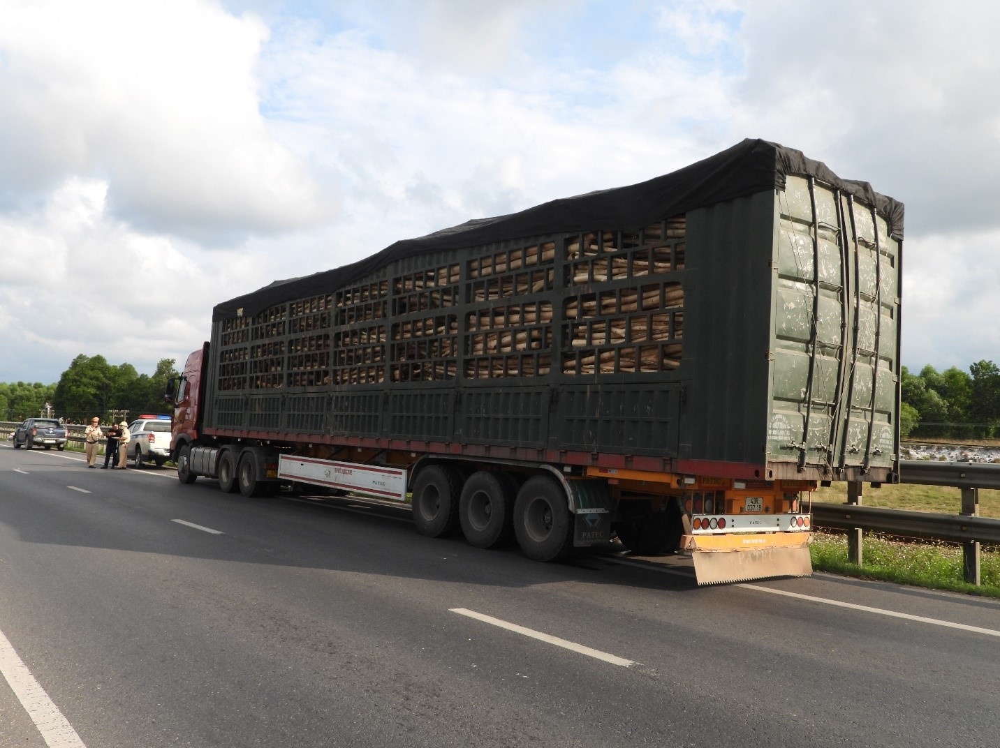 Tổ công tác đã lập biên bản đối với lái xe: Phan Quang Anh Tiến (SN 1985) địa chỉ thường trú: Tổ 24 Hòa Ninh, Ninh Chiểu (TP. Đà Nẵng) về các hành vi vi phạm trên; đồng thời tổ công tác yêu cầu lái xe hạ tải.