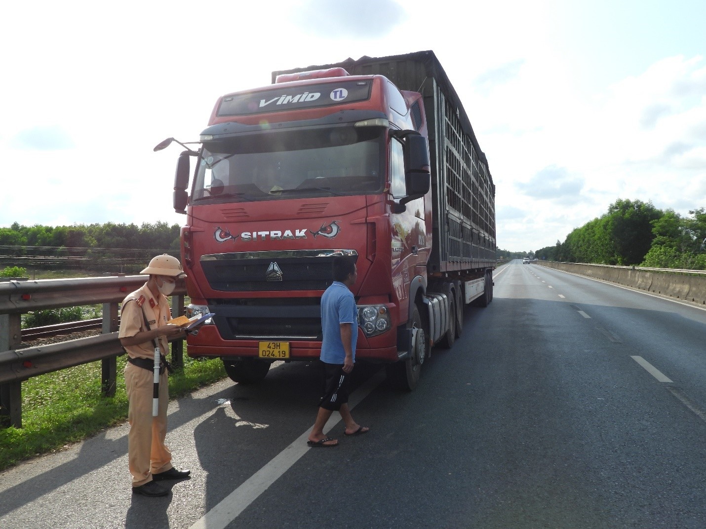 Cán bộ CSGT phân tích lỗi vi phạm của lái xe.