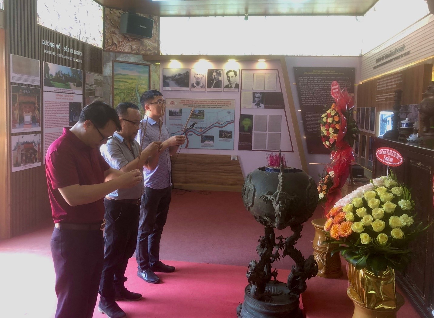 Dâng hương tại khu lưu niệm Chủ tịch Hồ Chí Minh tại làng Dương Nỗ