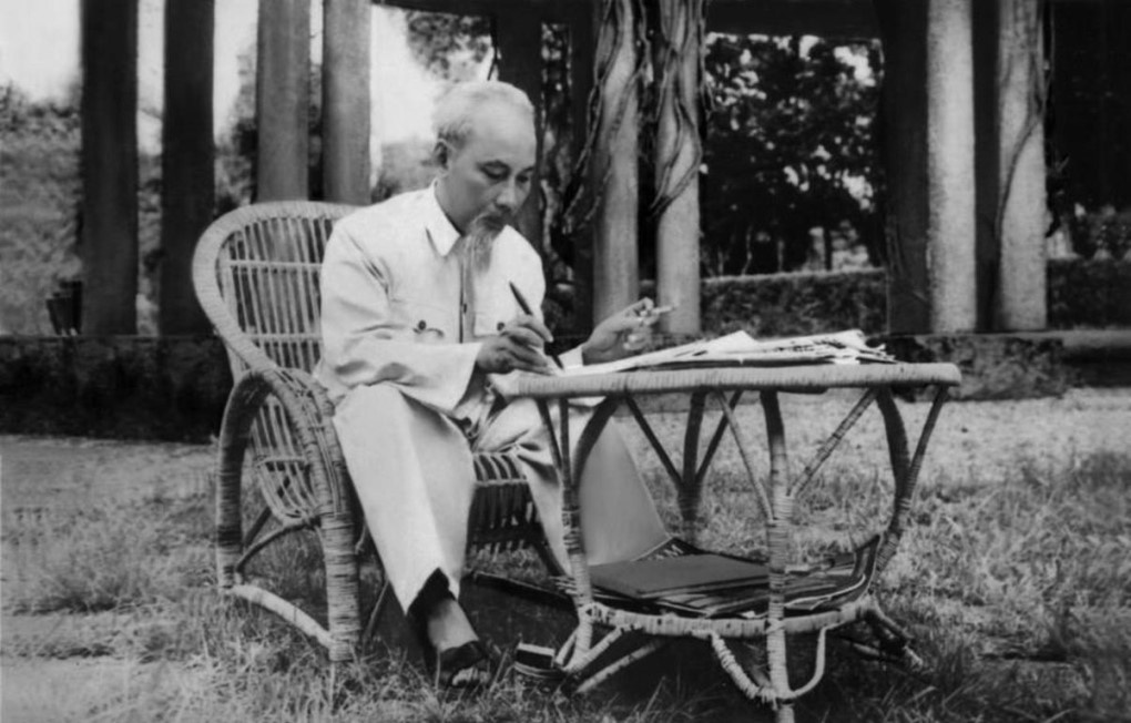 Chủ tịch Hồ Chí Minh đã mãi đi xa, nhưng hình ảnh giản dị mà cao cả của Người còn sống mãi trong trái tim của nhân dân Việt Nam và nhân loại yêu chuộng hoà bình, chính nghĩa trên toàn thế giới.