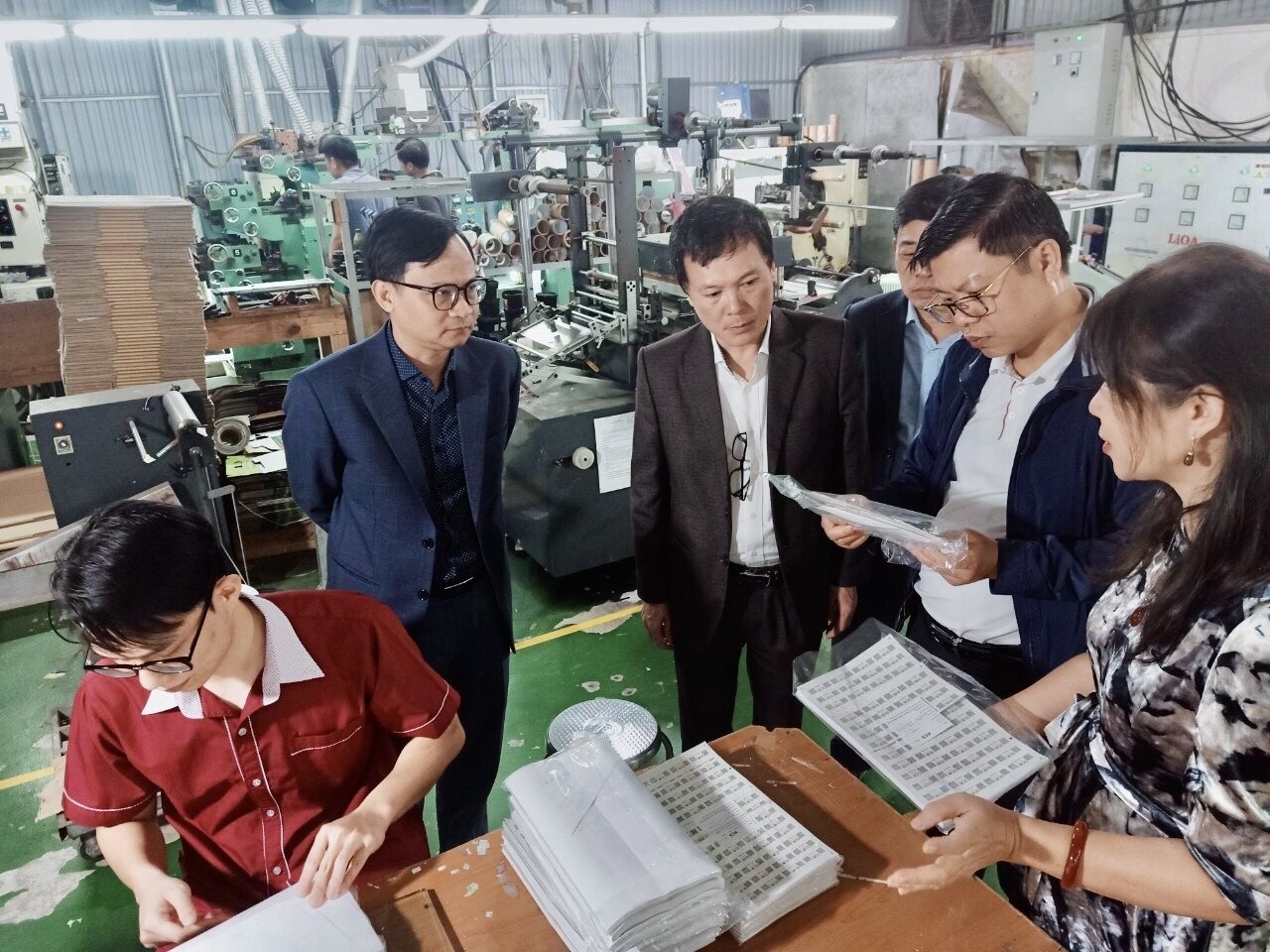 Lãnh đạo Cục Phát triển thị trường và DN KHCN - Bộ KHCN và lãnh đạo Trung tâm Chuyển đổi số và Thống kê Nông nghiệp - Bộ NNPTNT thăm xưởng in tem chống giả CheckVN