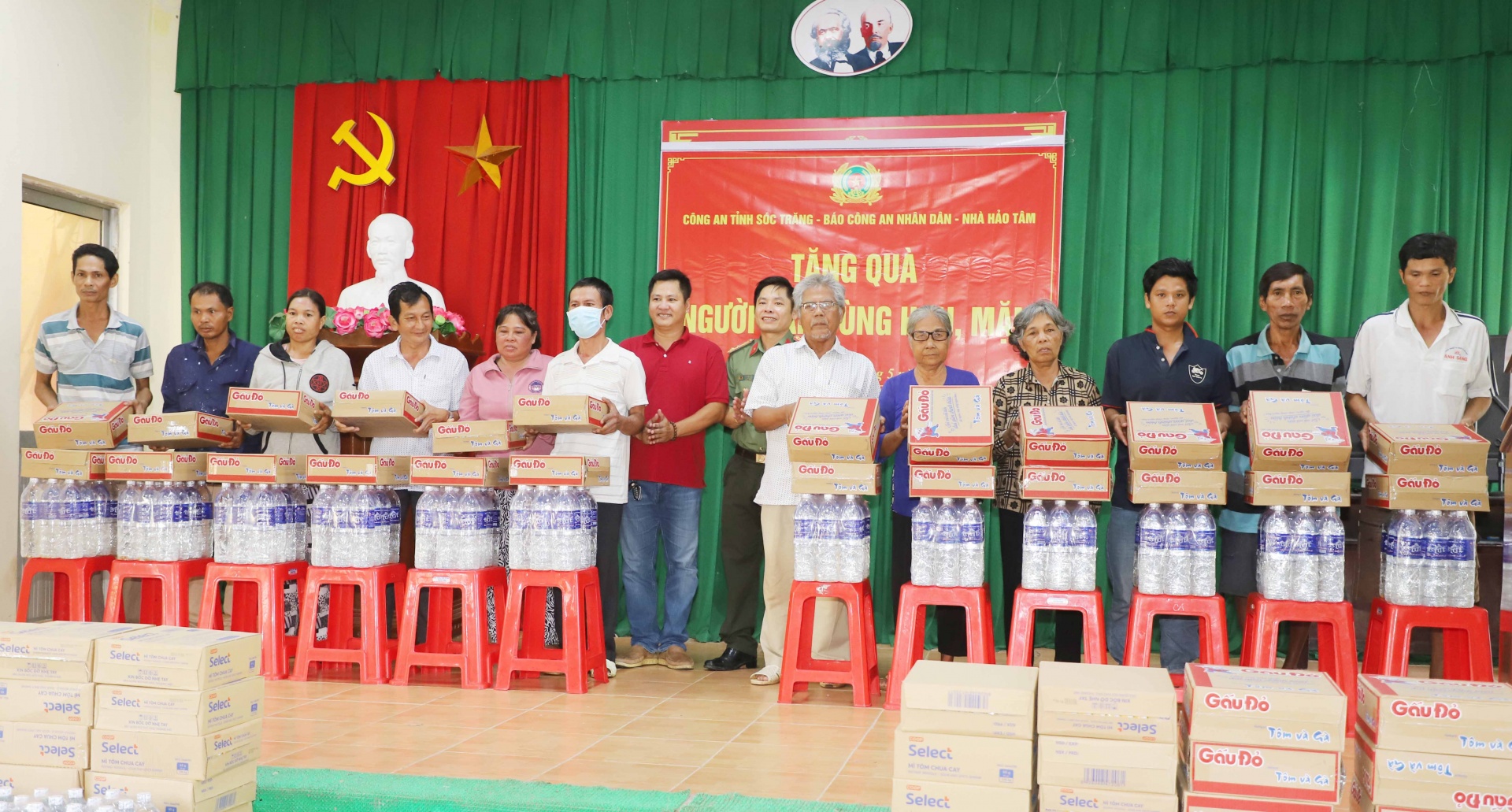 Chia sẻ khó khăn với người dân vùng hạn mặn