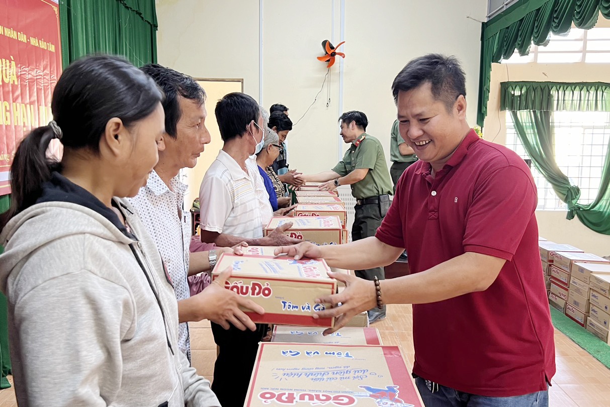 Chia sẻ khó khăn với người dân vùng hạn mặn