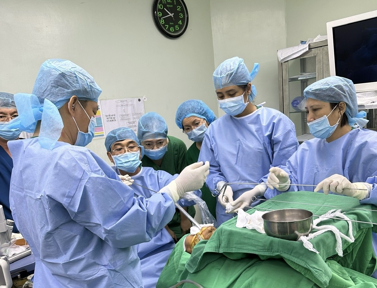 Bệnh viện Đa khoa Trung ương Cần Thơ cứu sống bệnh nhân hóc xương gà nguy kịch