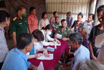 hon 250 luot nguoi dan campuchia duoc kham benh cap thuoc mien phi