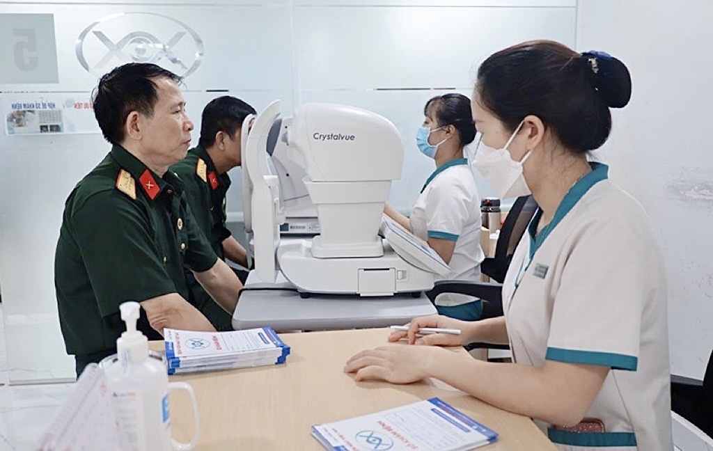 Quảng Bình: Bệnh viện mắt Việt An thực hiện chương trình khám và cấp phát thuốc miễn phí cho cựu chiến binh